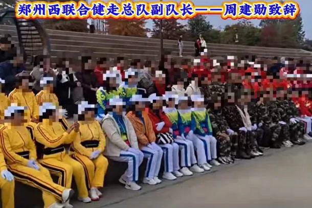 中国大妈穿军装在汉江边“大阅兵” 韩国网友炸锅