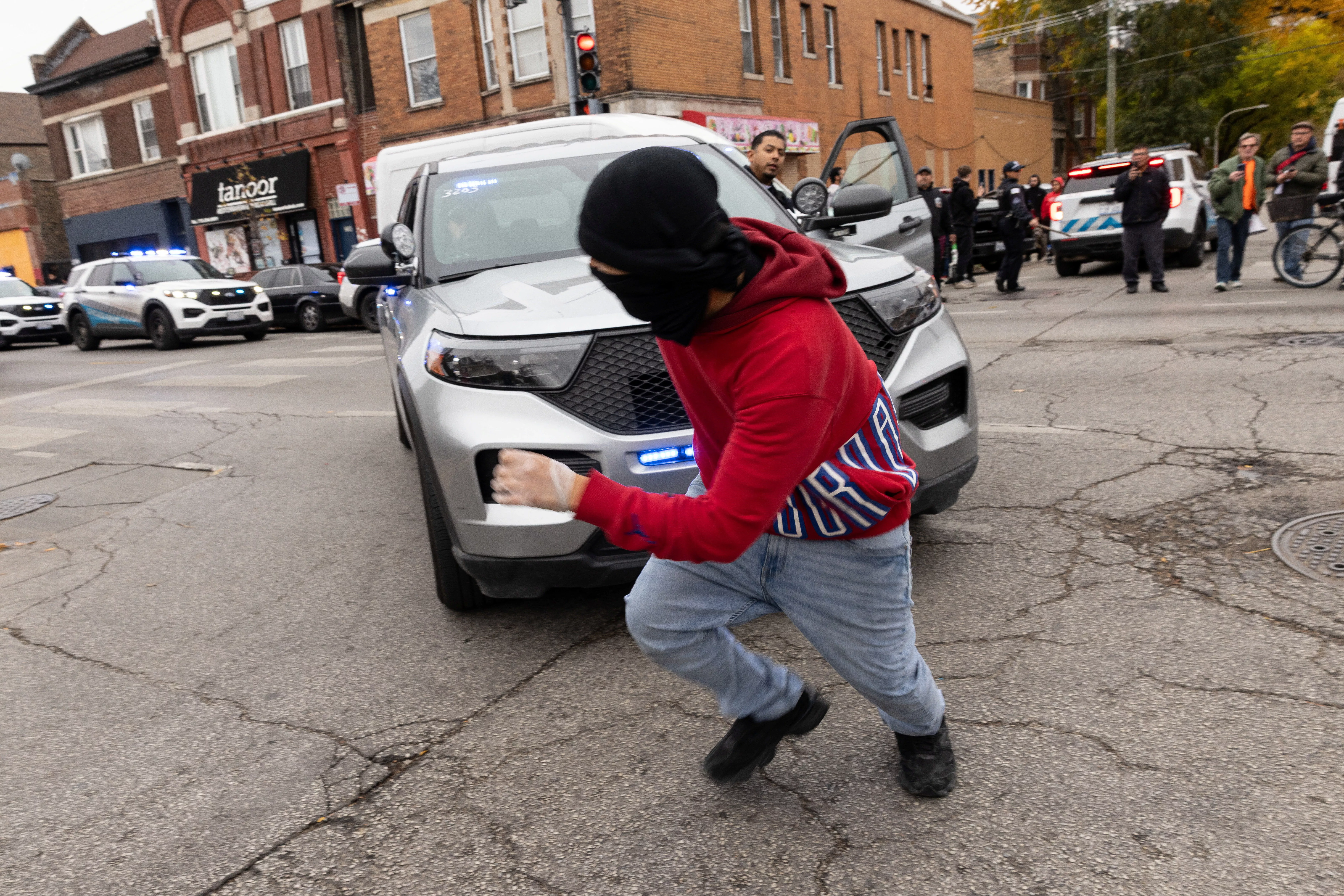 芝加哥移民执法现场枪击!男子「向联邦探员」开枪
