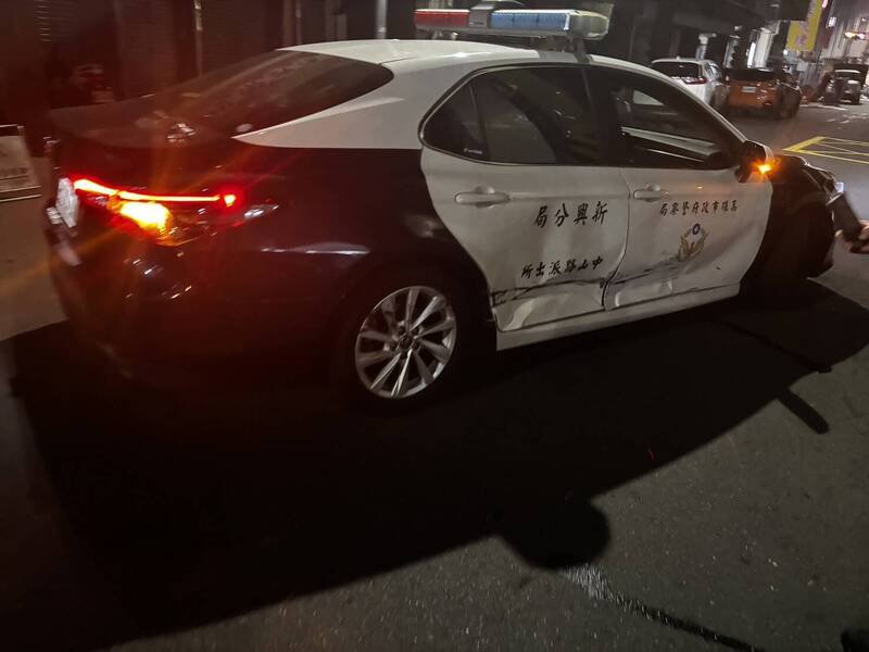 黄车拒检并开车冲撞警车。（图由民众提供）