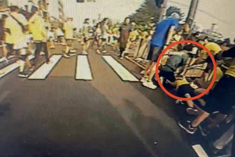 田中马出现意外，1名张姓跑者跑到一半突然倒地失去呼吸心跳，现场民众立即施以CPR抢救（红圈处）消防队赶抵后接手电击急救，张男最终恢复心跳。（图由民众提供）