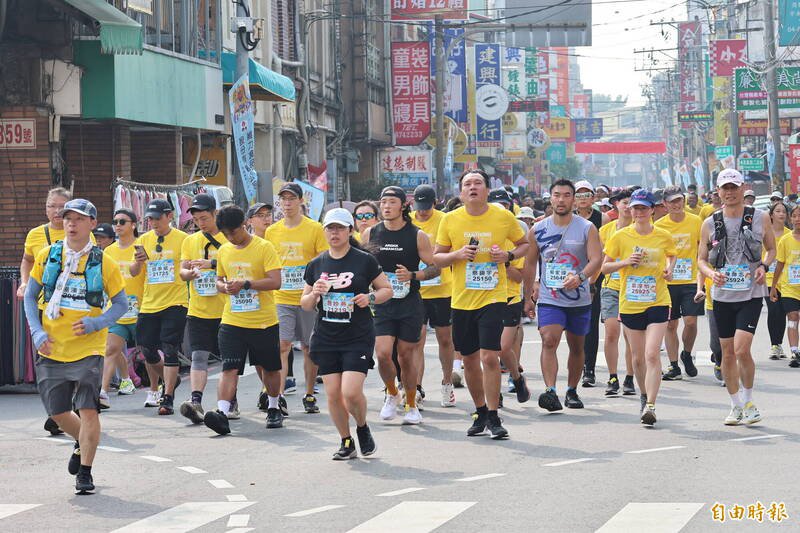 今日清晨气温约摄氏24度，但阳光强、体感较热，跑者参赛无不汗流浃背。（记者陈冠备摄）