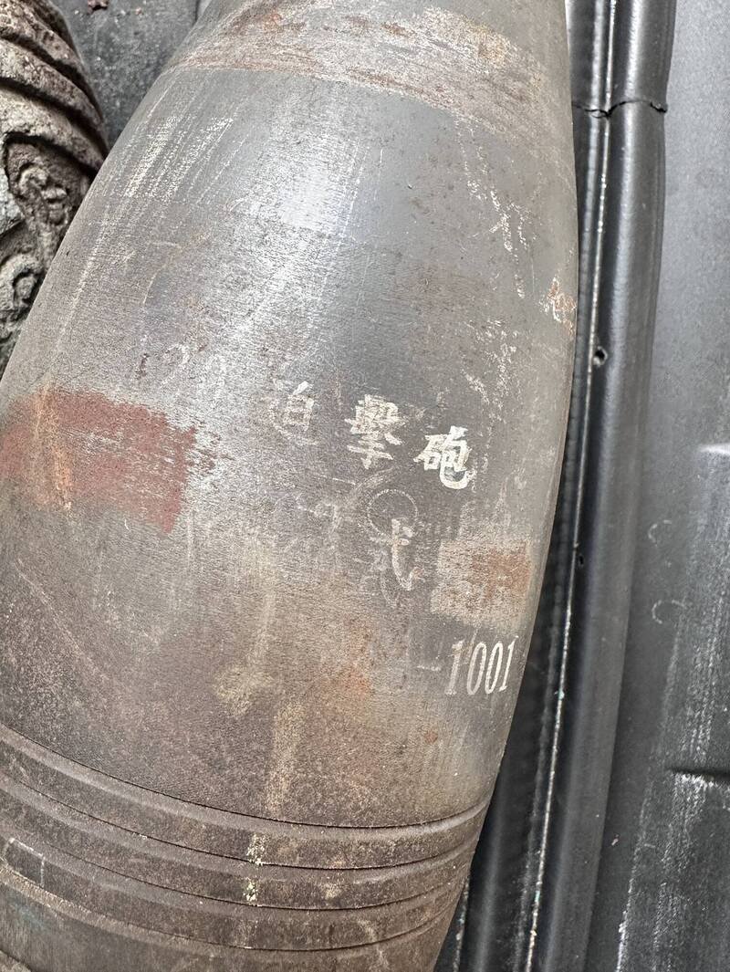 二手货商陈姓男子发现的未爆迫击砲弹，弹体上印有一二０迫击砲的字样。（记者王俊忠翻摄）