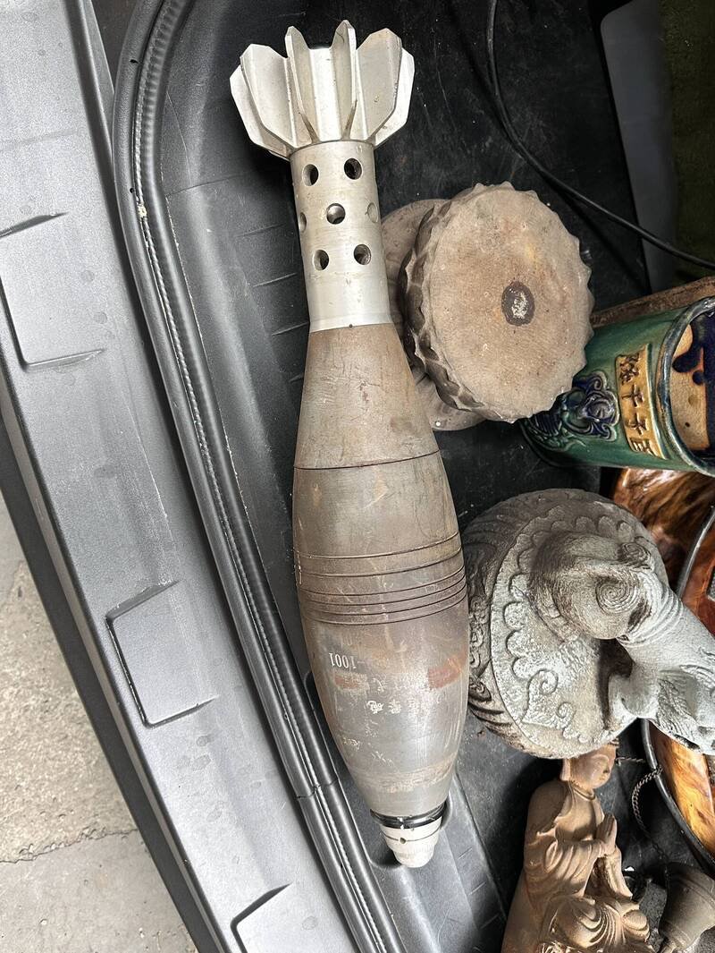 二手货商陈姓男子发现的未爆迫击砲弹。（记者王俊忠翻摄）