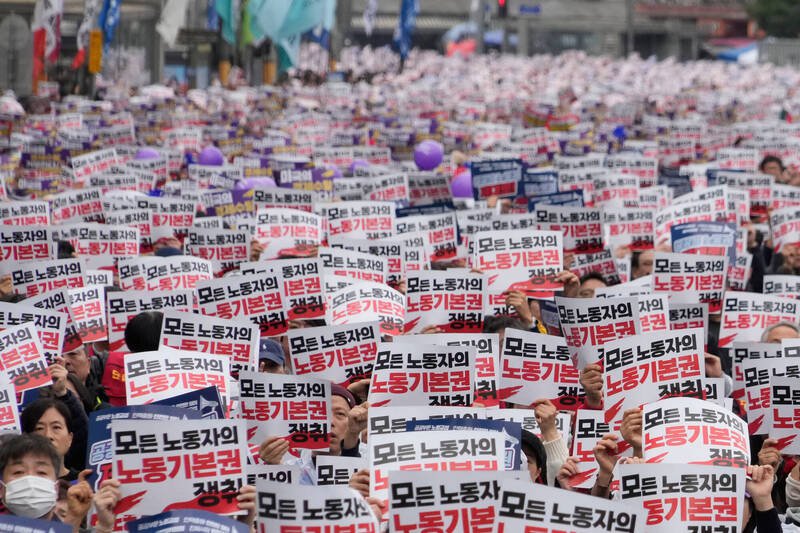 韩国工会联合会成员8日在首尔举行集会，抗议政府的劳工政策和美国总统川普对南韩的关税政策；标语写著「为所有劳工争取基本劳动权」。（美联社）