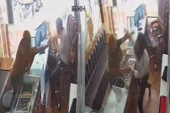 想抢珠宝店反被暴打!印度女子攻击失误「连挨20巴掌」画面曝