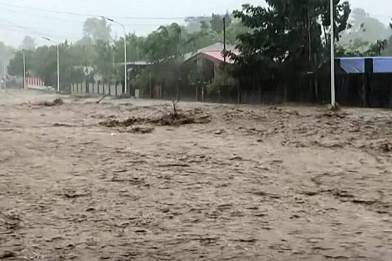 凤凰台风尚未登陆吕宋岛，但菲国东南部艾尔贝省（Albay）已出现洪灾。（法新社）