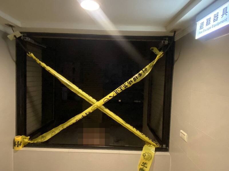 警方获报今天在彰化市南校街大楼有46岁赖姓女子坠楼当场身亡，警方到赖家查看，家中70岁母亲躺卧家中已呈现尸僵，现场并留一封遗书及榔头、水果刀。图为封锁线示意图，非案发现场。（资料照）