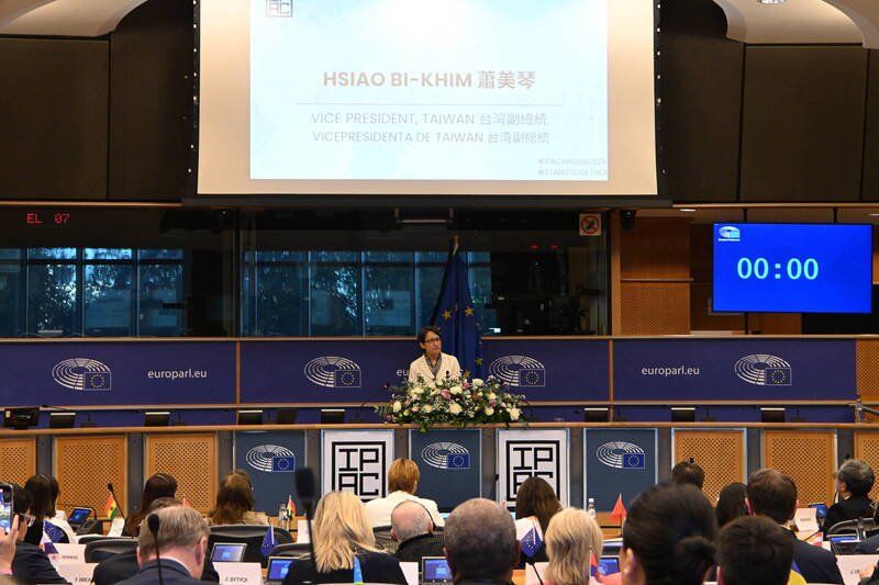 副总统萧美琴7日在「对中政策跨国议会联盟」(IPAC)于欧洲议会举行的年度峰会发表演说,欧洲议会议长、欧盟对外事务部、比利时外交部皆对萧美琴访问行程知情。 (中央社) 副总统萧美琴7日在「对中政策跨国议会联盟」(IPAC)于欧洲议会举行的年度峰会发表演说,欧洲议会议长、欧盟对外事务部、比利时外交部皆对萧美琴访问行程知情。 (中央社)