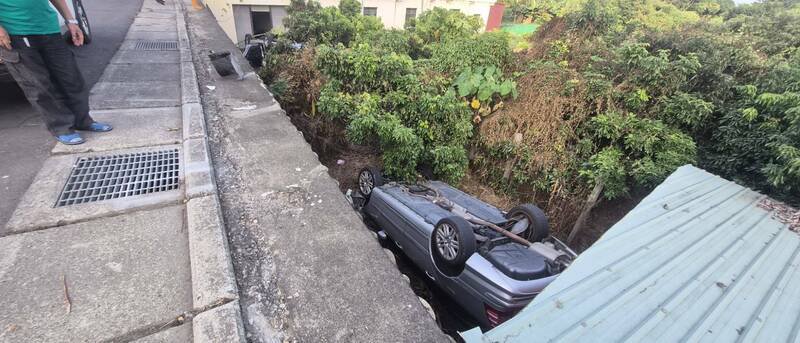 阿公开车载4孙擦撞路边停车，2车同时翻覆荔枝园，5人受困救出轻伤。（民众提供）