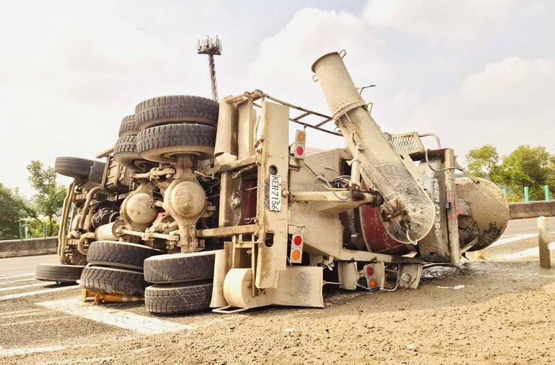 国道3号291公里竹崎交流道附近昨天发生翻车事故。（资料照）