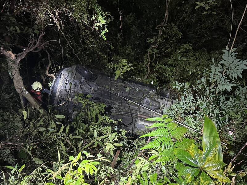 消防人员救援近2个小时，将受困的陈姓驾驶救出，所幸意识清醒送往医院治疗。（记者陆运锋翻摄）