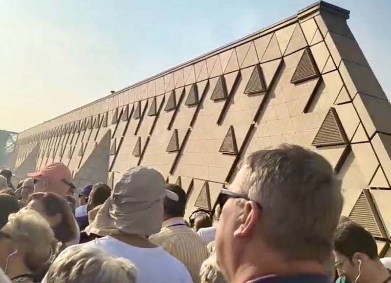 大埃及博物馆正式开放后，8日是第一个周末，一早即从广场外四面八方涌入各国游客，队伍蜿蜒无尽，秩序几近失控。（中央社）