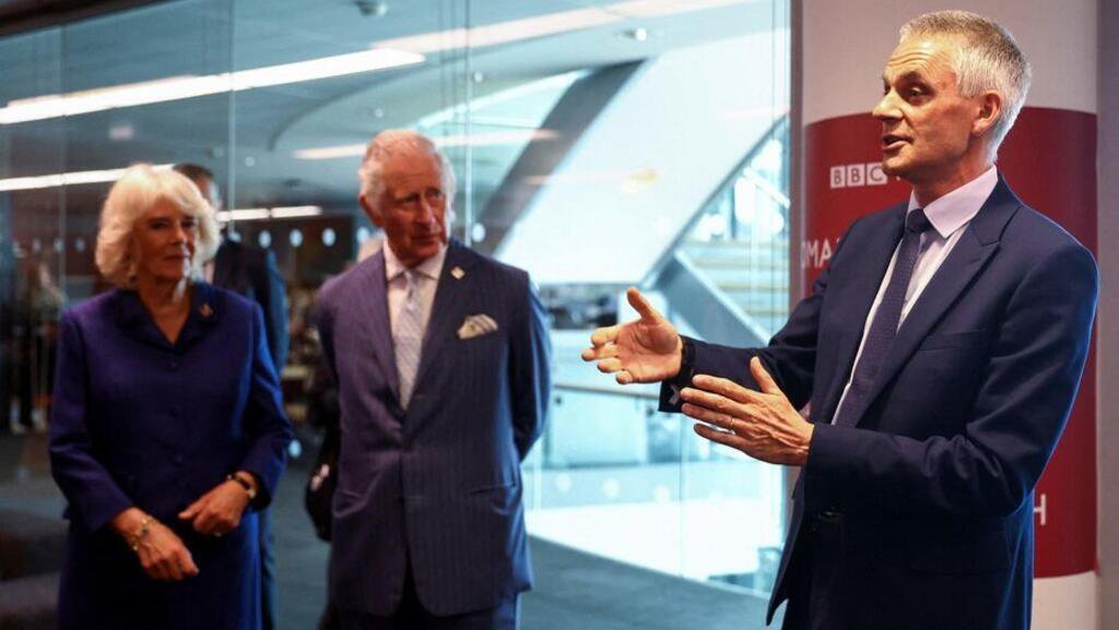 Tim Davie (à droite), ici avec le roi et la reine d'Angleterre. AFP/HANNAH MCKAYTim Davie (à droite), ici avec le roi et la reine d'Angleterre.novembre 2025 Tim Davie (à droite), ici avec le roi et la reine d'Angleterre. AFP/HANNAH MCKAYTim Davie (à droite), ici avec le roi et la reine d'Angleterre.novembre 2025