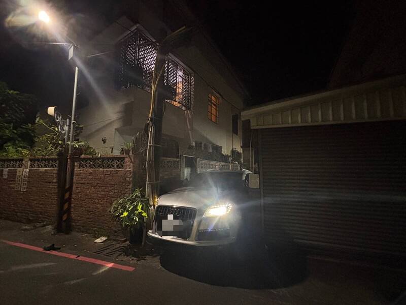 奥迪休旅车「头过身没过」卡窄巷。（记者彭健礼翻摄）