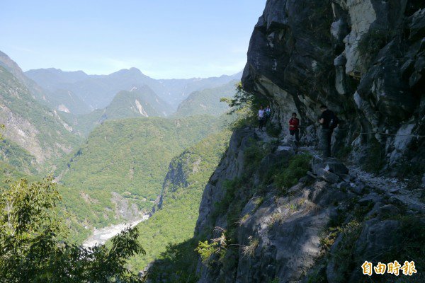 太鲁阁国家公园知名锥麓古道，今天上午11时20余分惊传山友坠崖，49年次李姓男登山客与，不慎在东进2.7公里处跌落山谷，由于山谷深达百米，目前救难人员已出发抢救。（资料照，记者王峻祺摄）