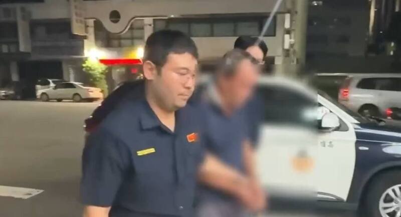 警方逮捕黄男（中）。（读者提供）