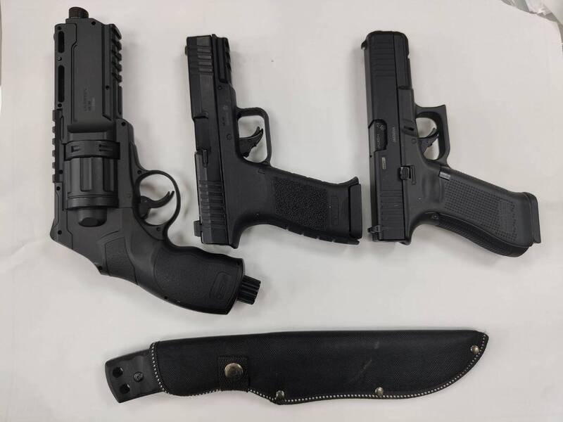 专案小组逮捕杜嫌等10人，并查扣手机、笔电、镇暴枪、武士刀等证物。（警方提供）