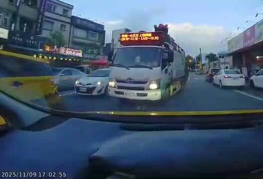 逆向行驶的罗东资源回收车，被对向休旅车行车纪录器拍摄下来。（图撷取自脸书社团「宜兰知识+」）