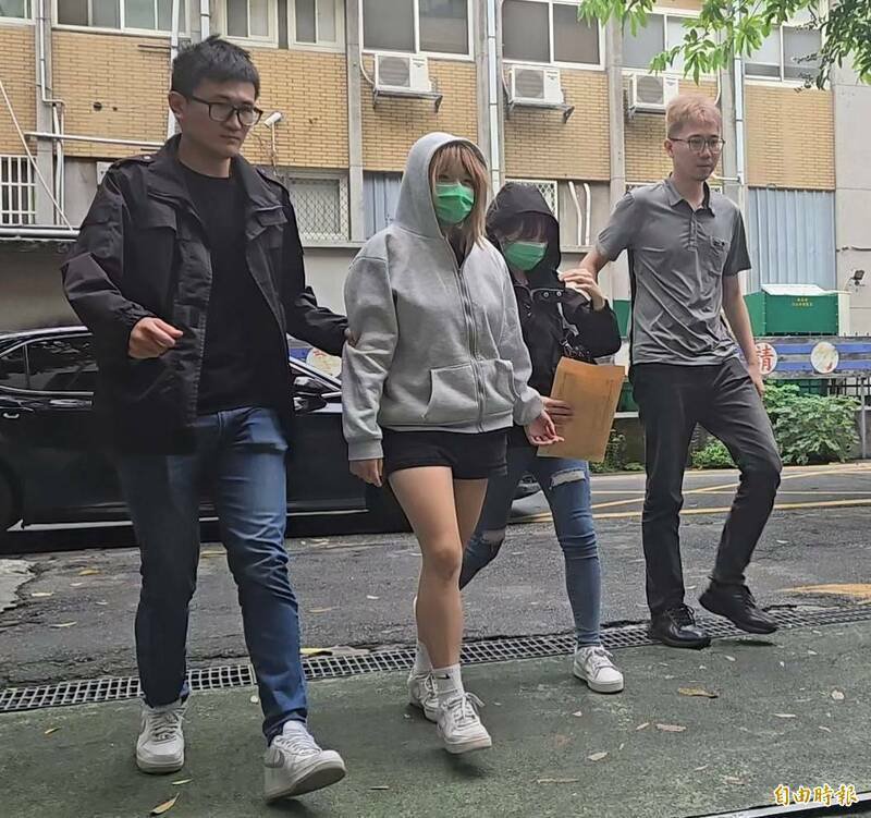 竹联帮弘仁会新庄分会成员李启明的女友许绣妤（左2）。（资料照）