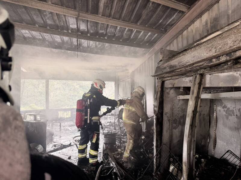 五峰乡大隘村茅圃小吃店火警，所幸没有人受伤受困。（新竹县消防局提供）