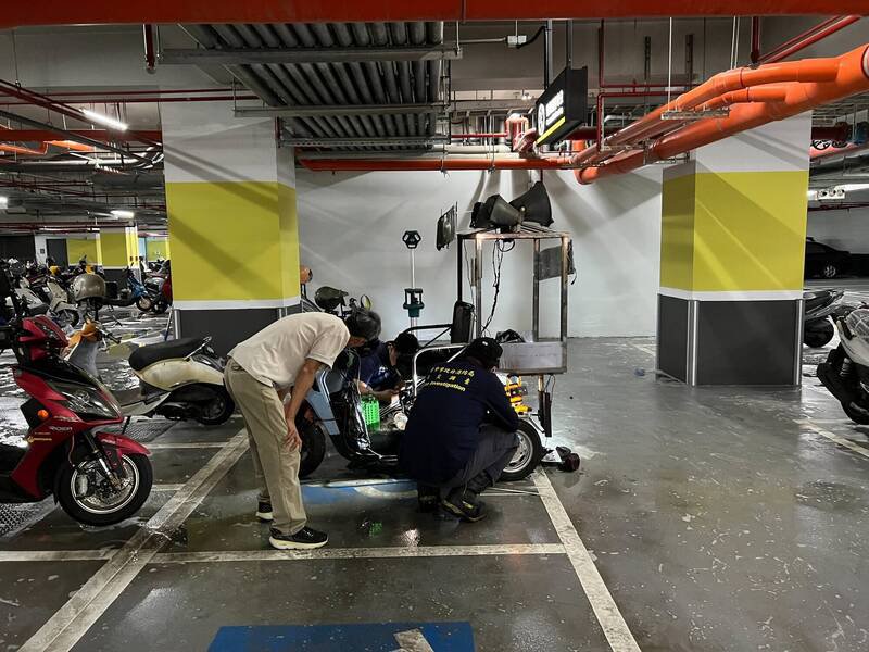 台中公园社宅地下室发生身障机车起火，火调人员进行调查。（市府提供）