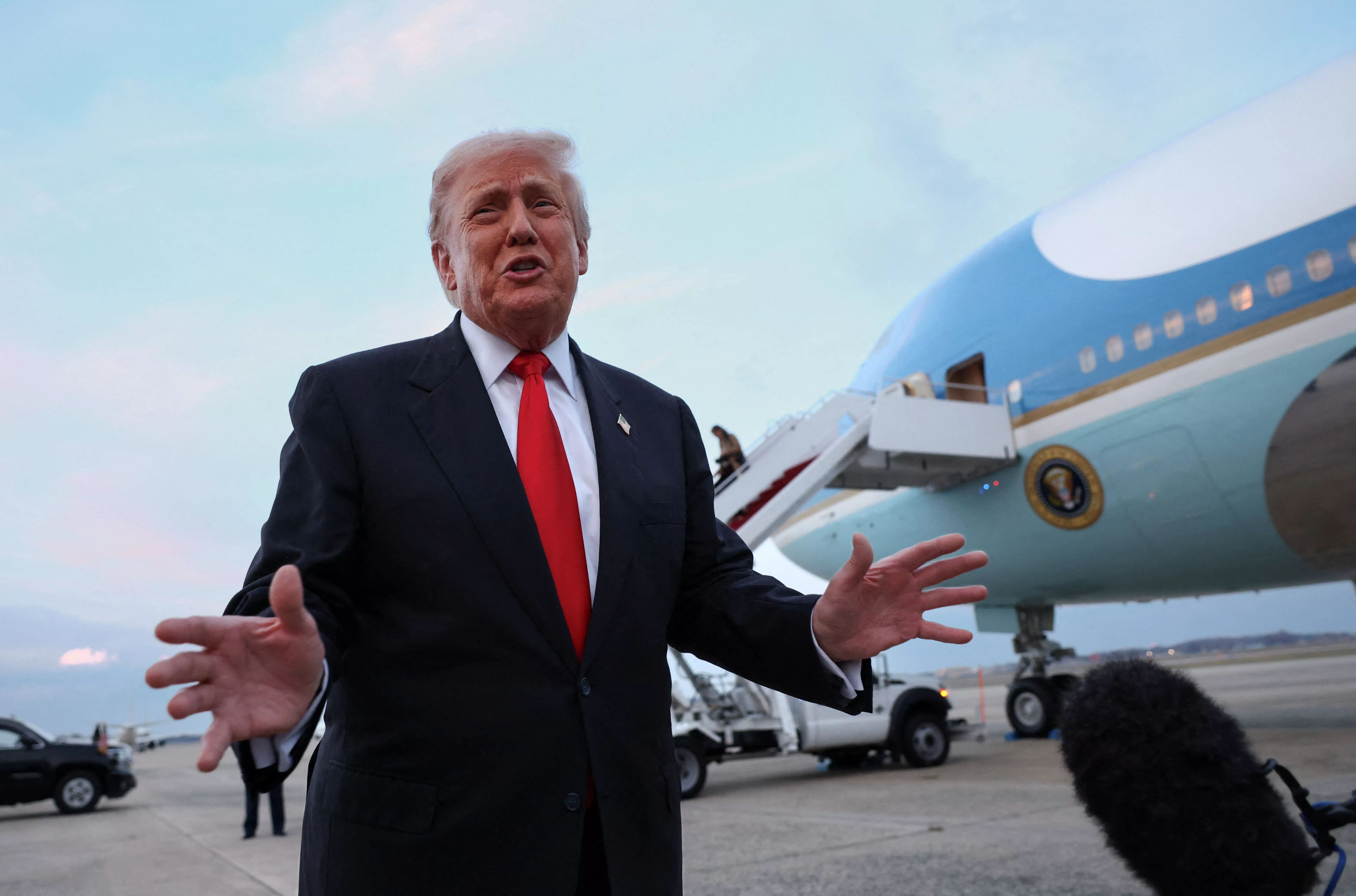 川普深夜赦免“2020假选举人案”关键人物 美舆论炸锅