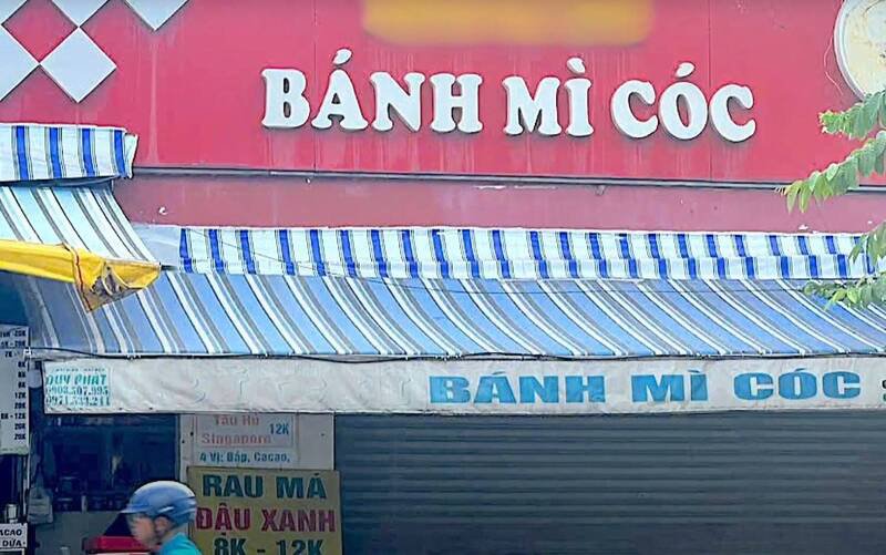 越南胡志明市近日有大批民众疑因食用同一连锁品牌的法式面包后，出现食物中毒症状。（撷取自新闻影片画面）