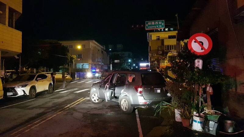 李女轿车被撞。（民众提供）