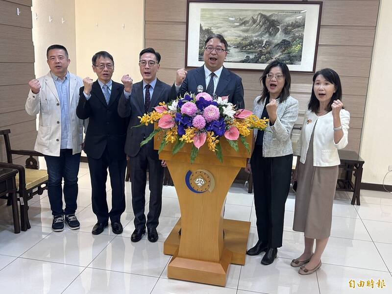 左起分别为刑事局副局长萧钦杰、士检襄阅主任检察官张志明、执行署长缪卓然、政务次长黄世杰、高检署主任检察官吴慧兰、士林分署分署长吴广莉。（记者刘咏韵摄）