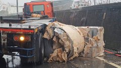 曳引车载运铁卷掉落 竟砸毁基隆港区围墙