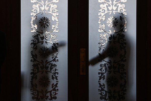 中共两大幕后机构走上前台，争权夺利