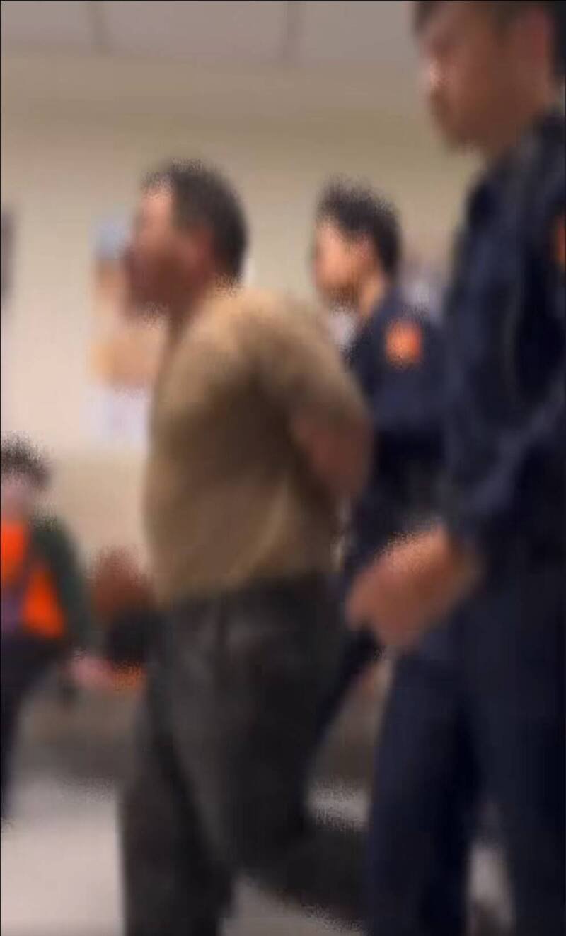 民众拍下曾男被警方逮捕带出医院。（记者徐圣伦翻摄）