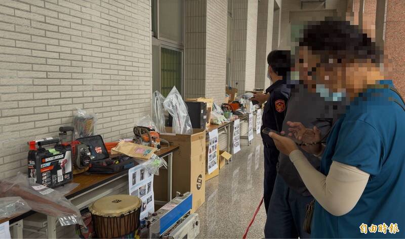 乩童留下得标者联系方式再求取回失物。（记者刘人玮摄）