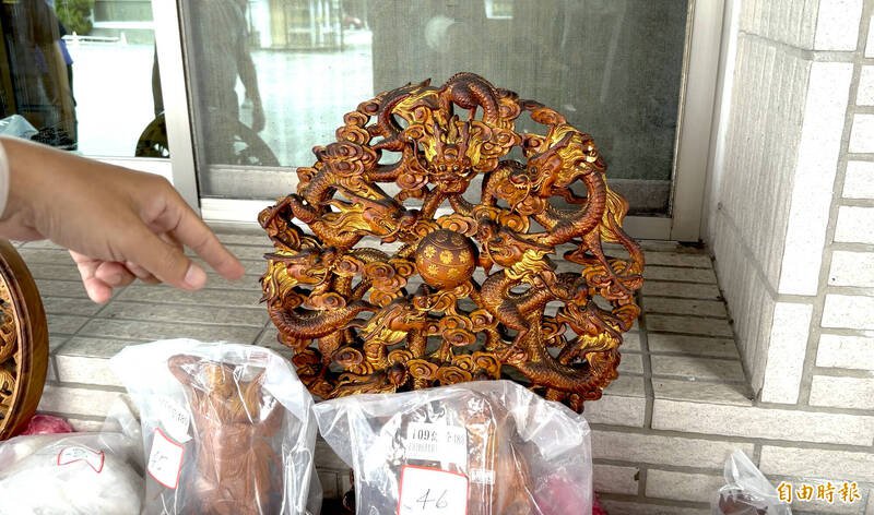 乩童称，光是安贴金铂就花10万元。（记者刘人玮摄）