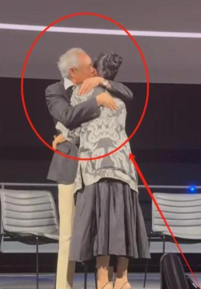 章子怡现身洛杉矶，穿道袍脸又黑又皱，被李安抱怀里亲吻脸蛋