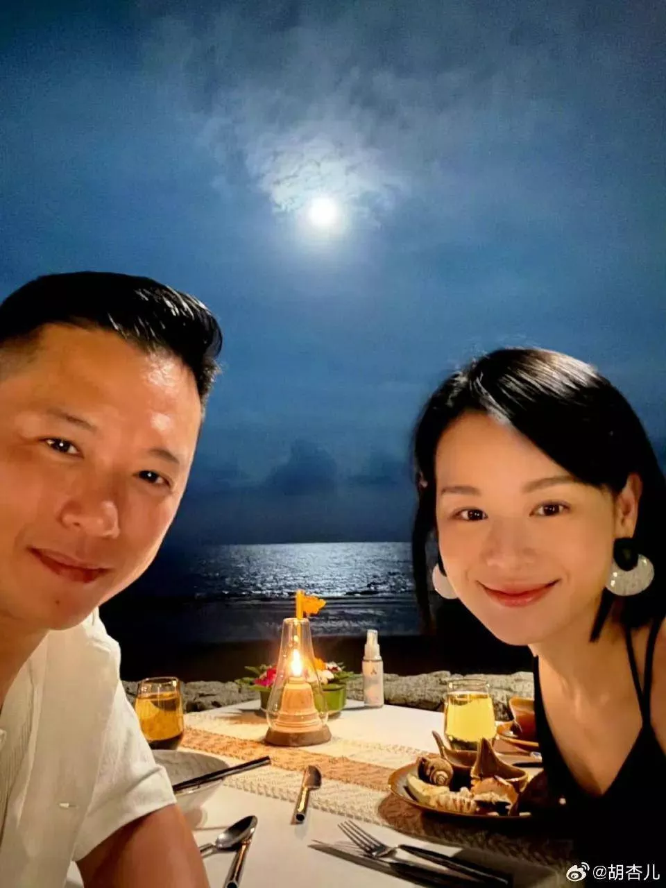 46岁胡杏儿和老公度假庆生,网友猜测怀"四胎"拼女儿