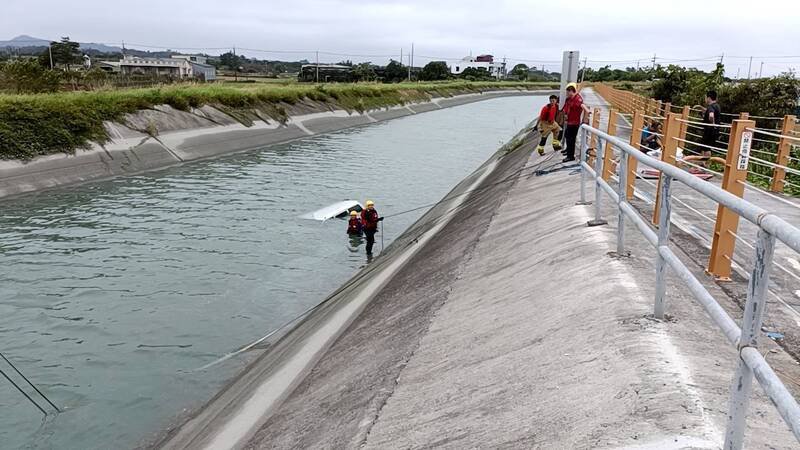 嘉南大圳柳营段今午发现1辆客货车载浮载沉，消防人员获报后赶往协助打捞，车内1名60岁男子脱困后已明显死亡，家属到场拒绝送医，落水原因仍待调查。（民众提供）