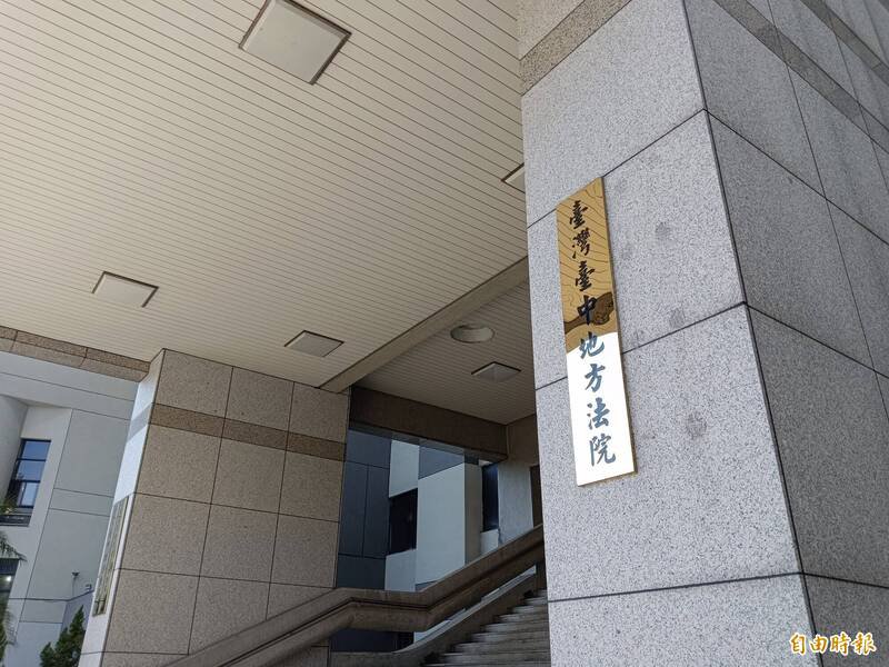 台中魏姓大学讲师，在校园图书馆偷拍女大生裙底风光，刑事部分台中地院判3月徒刑，民事也判要赔女大生8万元精神抚慰金。（记者陈建志摄）