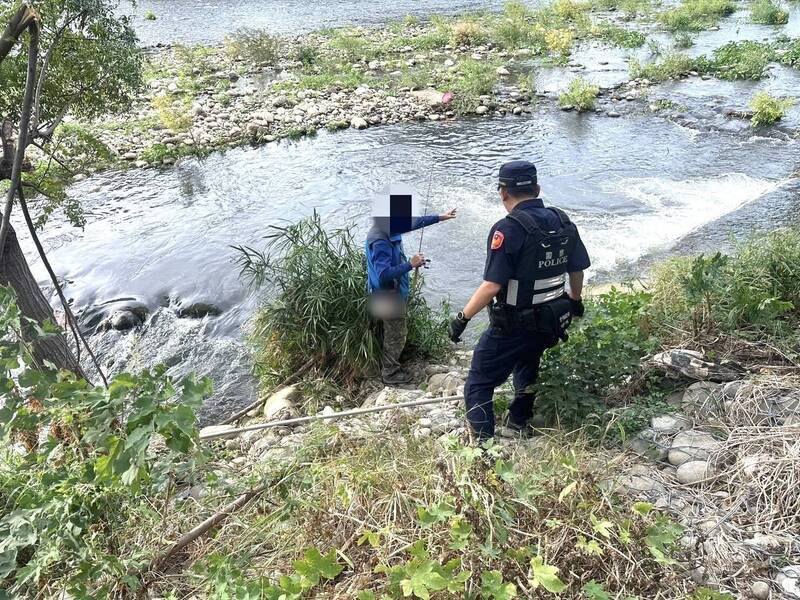 凤凰台风来袭，台中乌溪旁有钓客坚持垂钓。（读者提供）