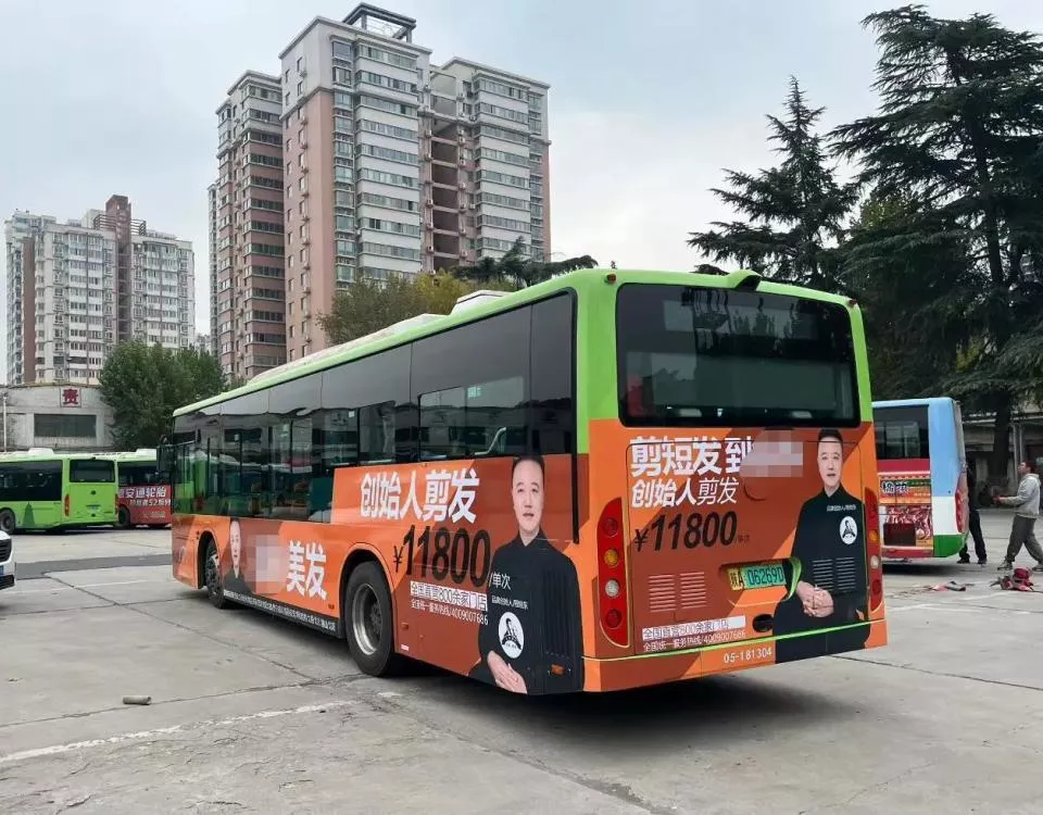 美发店推创始人剪发单次11800元,客服称“预约挺多需排队”