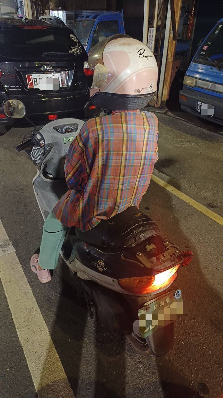 凤凰台风前夕，88岁李妇记忆力不稳，车祸又自行出院，迷航6小时，南警五分局和纬所谢承翰循线在南区寻获，迅速协助其平安返家。（民众提供）