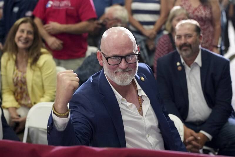 美国政府停摆或将终结，不过政府停摆影响仍持续，美国各地航班大乱，众议员为了投票「各显神通」，威斯康辛州众议员欧登决定一路从威斯康辛州骑重机到华府。（美联社）