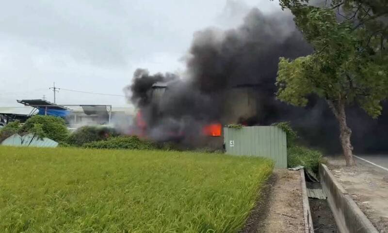 新营区1处中古车材料行今日上午传火警，因现场多易燃物，且邻近新营农会仓库，消防局出动13车25人赶往，约半个小时控制火势，幸无人伤亡。（民众提供）