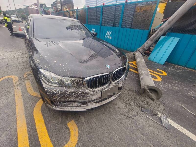 BMW大7刚好经过被砸，所幸驾驶没有受伤。（记者徐圣伦翻摄）