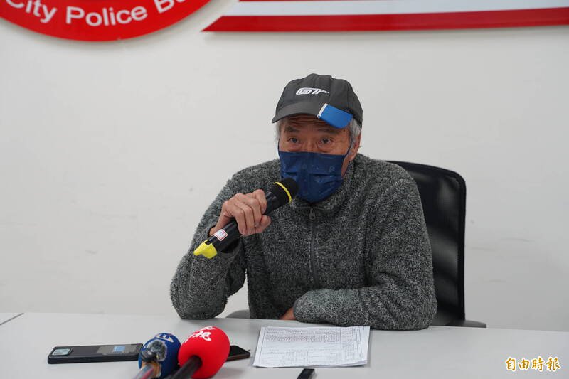 李姓水电工程行老板在记者会中说，他在脸书看到「参加抽奖就有机会抽中股票」广告，加入对方投资LINE群组后，以为缴交30万元保证金，就可以领到抽中价值100万元股票，还好警方及时发现后劝阻，保住他辛苦的血汗钱。
   （记者林嘉东摄）