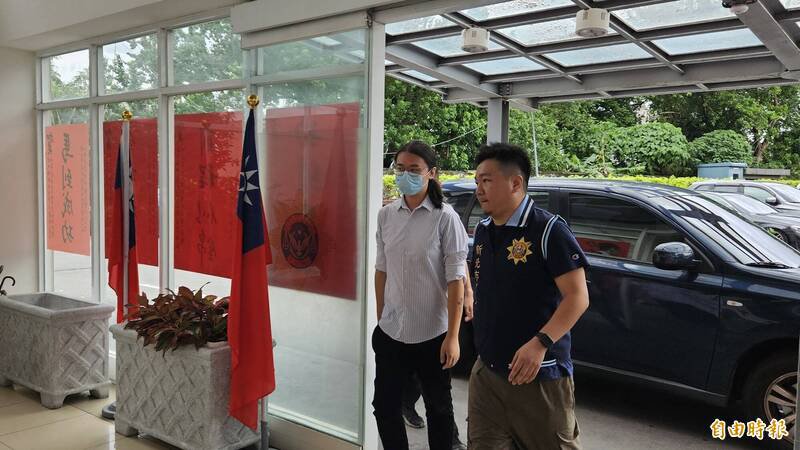 律师孙全平涉泄密，被警方逮捕带回侦询。（记者徐圣伦摄）