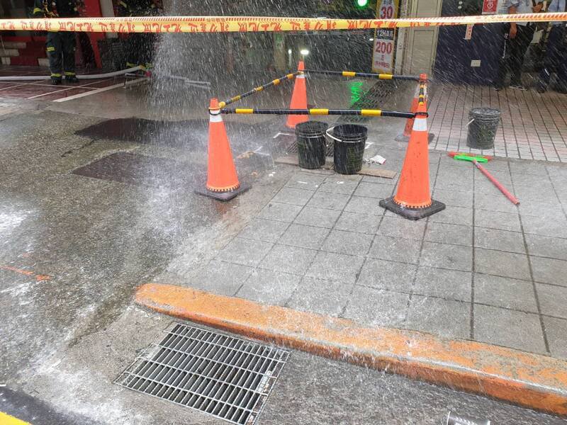 北市中山区施工不慎挖破瓦斯管线，消防局派员现场戒护。（记者姚岳宏翻摄）