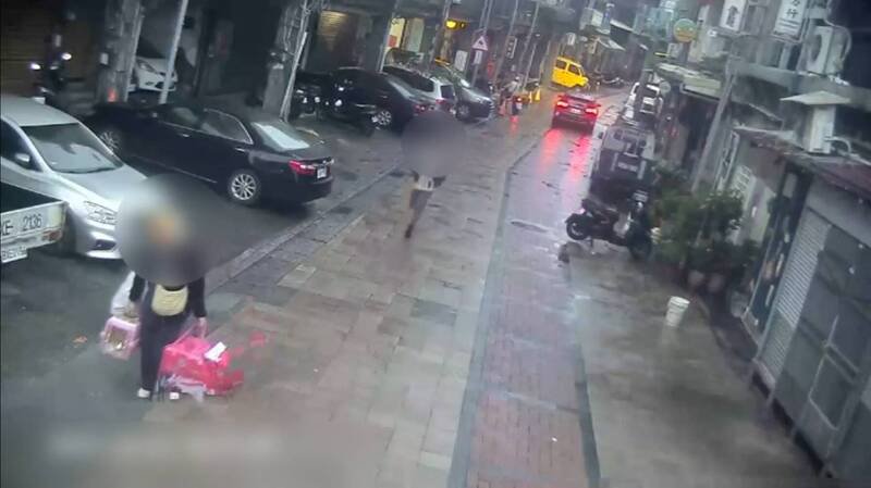 后方的林男持折叠伞追打邓男。（记者徐圣伦翻摄）