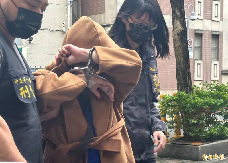 台北地检署日前侦办假投资、假检警诈骗案件，发现知名餐饮公司蔡姓负责人涉嫌协助诈团洗钱，蔡女被拘提到案，移送台北地检署复讯。（记者廖振辉摄）