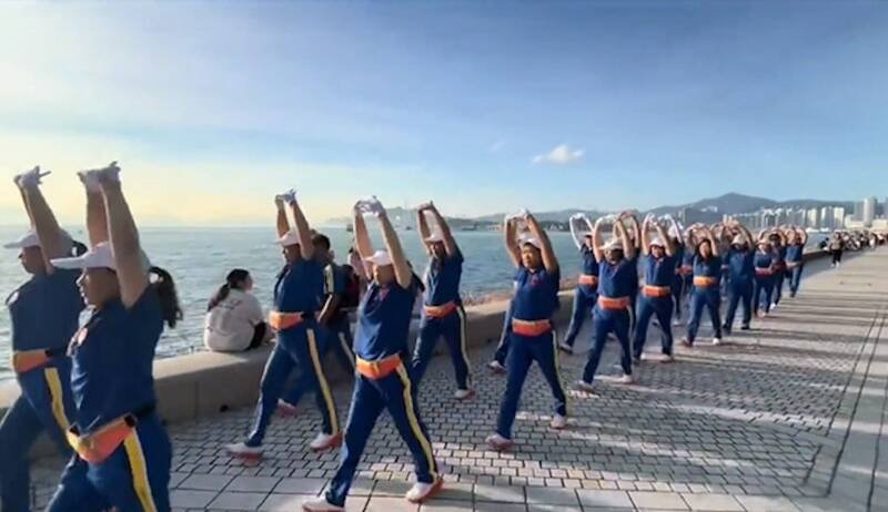 中国「暴走团」现身香港，在公共场合旁若无人的行为令人侧目。（取自Threads@港新闻 Kong News）